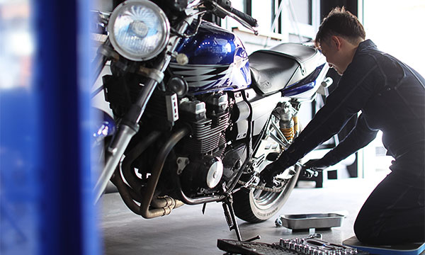 バイクを修理中の写真